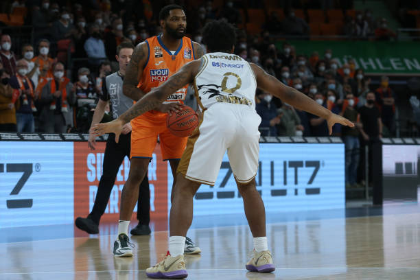 两人身着简 两人身着简